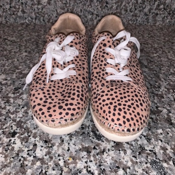 Universal Thread Sneakers - Picture 2 of 8